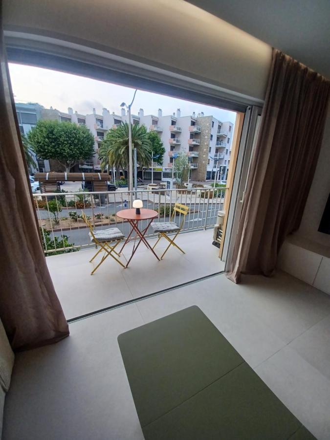 Superbe Appartement A 2 Minutes De La Mer 카발레르쉬르메르 외부 사진
